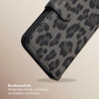 Selencia Sabi Klapphülle mit Leopardenmuster Apple iPhone 16 - Midnight Black