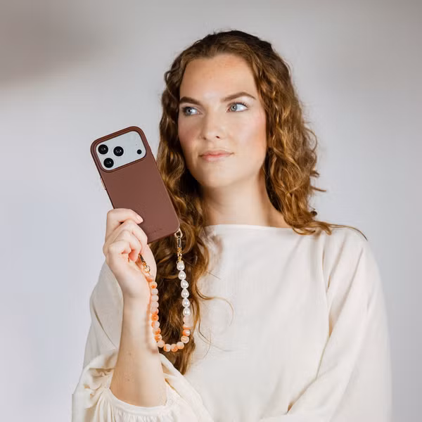 Selencia Rivièra Backcover mit MagSafe mit abnehmbaren Haken iPhone 12 / 12 Pro - Choco Brown