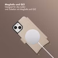 Selencia Riva Bookcase mit MagSafe und Handgelenkband Apple iPhone 14 / 13 - Beige