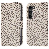 imoshion ﻿Design Klapphülle für das Samsung Galaxy S23 - Black And White Dots