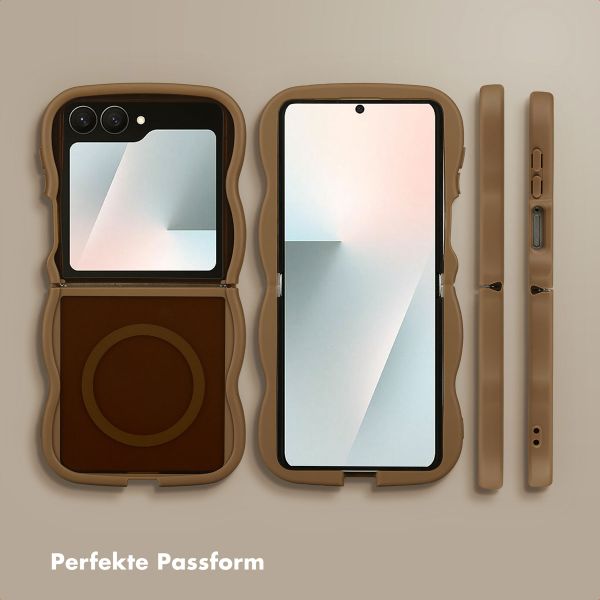 Selencia Wavy Backcover mit MagSafe Samsung Galaxy Z Flip 7 - Mocha Brown