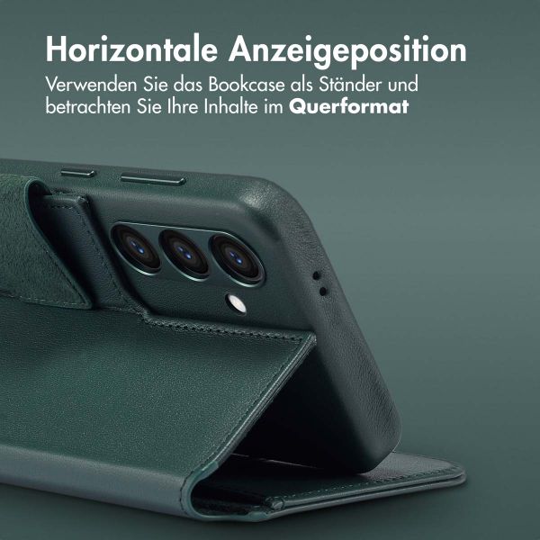 Accezz 2-in-1 Klapphülle aus Leder mit MagSafe für das Samsung Galaxy S24 - Cedar Green