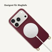 Selencia Rivièra MagSafe Backcover mit abnehmbaren Haken für das Apple iPhone 17 Pro - Bold Burgundy + Sorbet Pop Handykette - Pink