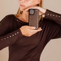 Selencia Studs Backcover mit MagSafe Apple iPhone 16 Pro - Cacao Crush