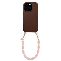 Selencia Rivièra MagSafe Backcover mit abnehmbaren Haken für das Apple iPhone 16 Pro - Choco Brown + Satin Crush Handykette - Cosmic Candy