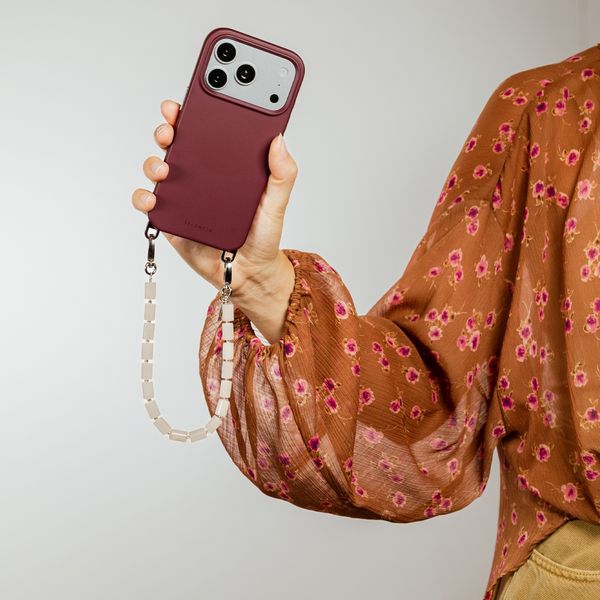 Selencia Rivièra Backcover mit MagSafe mit abnehmbaren Haken Apple iPhone SE (2022 / 2020) / 8 / 7 - Bold Burgundy