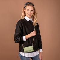 Selencia Tierra Clutch Klapphülle in Schlangenoptik mit herausnehmbarem Backcover für das Samsung Galaxy A33 - Grün