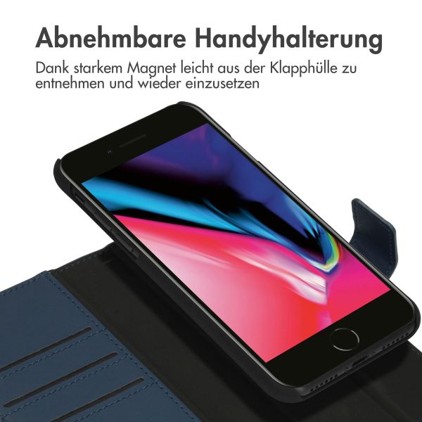 Accezz Premium Leather 2 in 1 Klapphülle für das iPhone SE (2022 / 2020) / 8 / 7 / 6(s) - Dunkelblau