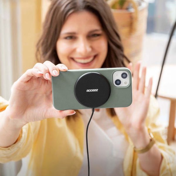 Accezz Liquid Silikoncase mit MagSafe Apple iPhone 15 Pro - Cooper Green