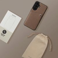Selencia Riva Back Cover mit Kartenfach Samsung Galaxy A57 (5G) - Mocha Brown