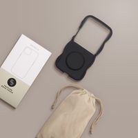 Selencia Wavy Backcover mit MagSafe Samsung Galaxy Z Flip 7 - Schwarz