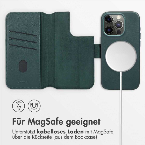 Accezz 2-in-1 Klapphülle aus Leder mit MagSafe für das iPhone 15 Pro - Cedar Green