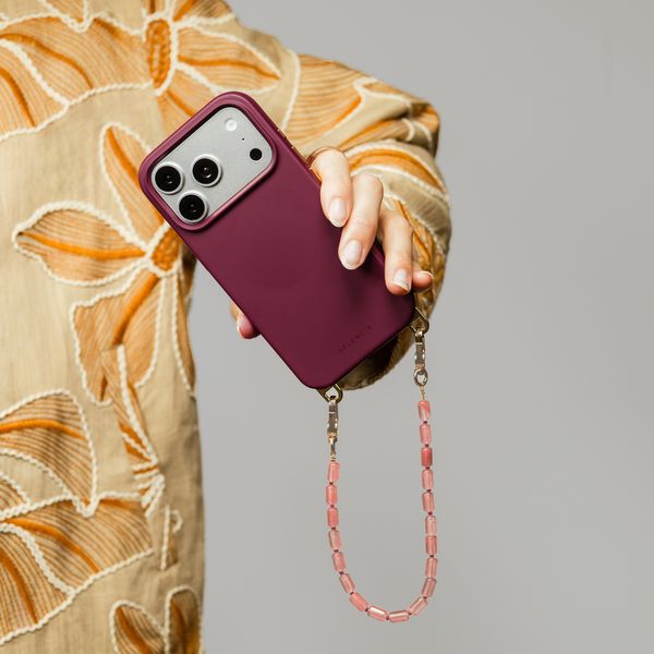 Selencia Rivièra Backcover mit MagSafe mit abnehmbaren Haken Apple iPhone SE (2022 / 2020) / 8 / 7 - Bold Burgundy