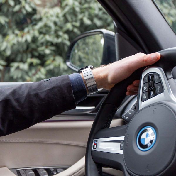 Selencia Edelstahl Magnetarmband für das Apple Watch Series 1 bis 9 / SE (38/40/41 mm) | Series 10 / 11 (42 mm) - Silber