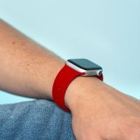 imoshion Silikonband Multipack für die Fitbit Versa 4 / 3 / Sense (2) - Schwarz / Grau / Rot