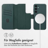 Accezz 2-in-1 Klapphülle aus Leder mit MagSafe für das Samsung Galaxy S23 FE - Cedar Green