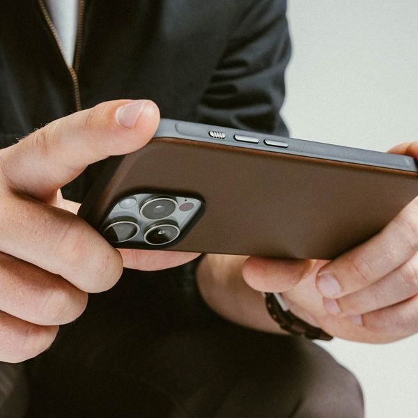Nomad Modern Leather Case Apple iPhone 16 - Braun