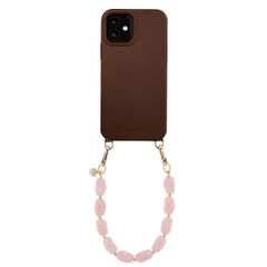 Selencia Rivièra MagSafe Backcover mit abnehmbaren Haken für das Apple iPhone 12 / 12 Pro - Choco Brown + Satin Crush Handykette - Cosmic Candy