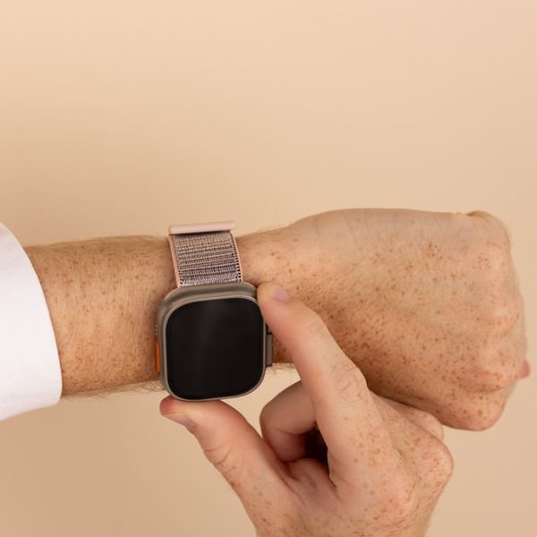 imoshion Nylonarmband für das  Apple Watch Series 1 t/m 11 / SE / Ultra (44/45/46/49 mm) - Sand Pink