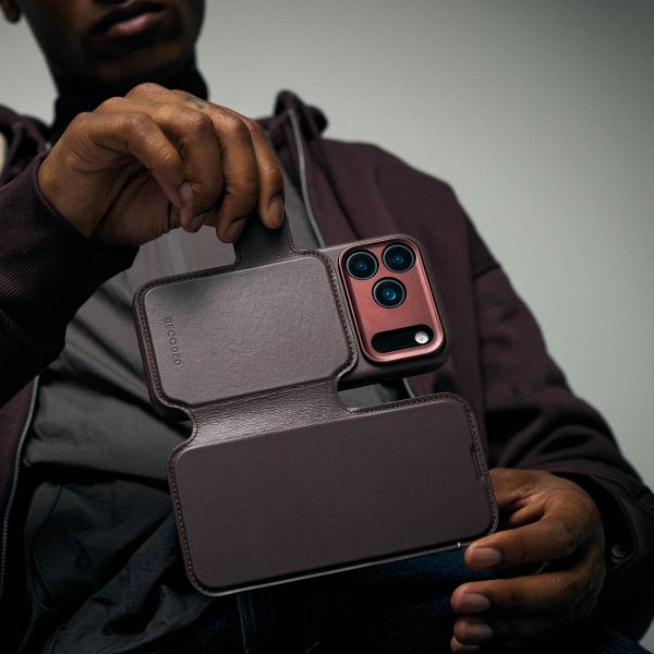 Decoded 2 in 1 Leather Klapphülle MagSafe Apple iPhone 17 - Chocolate Brown