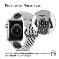 imoshion Silikonsportarmband Buckle für das Apple Watch Series 1 bis 9 / SE (38/40/41 mm) | Series 10 / 11 (42 mm) - Grau / Schwarz