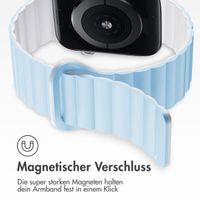 imoshion Magnetisches Silikonarmband für das  Apple Watch Series 1 t/m 11 / SE / Ultra (44/45/46/49 mm) - Blauw & Wit / Blue & White