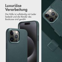 Accezz 2-in-1 Klapphülle aus Leder mit MagSafe für das iPhone 15 Pro Max - Cedar Green