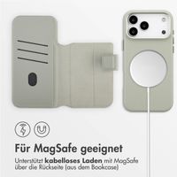 Accezz 2-in-1 Klapphülle aus Leder mit MagSafe Apple iPhone 17 Pro Max - Light Grey
