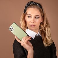 Selencia Tierra Clutch Klapphülle in Schlangenoptik mit herausnehmbarem Backcover für das Samsung Galaxy A33 - Grün