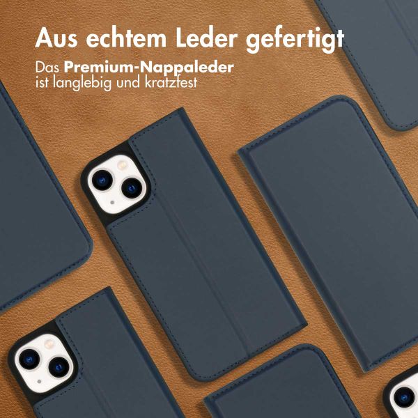 Accezz Premium Leather Slim Klapphülle für das iPhone 14 - Dunkelblau