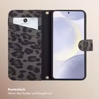 Selencia Sabi Klapphülle mit Leopardenmuster Samsung Galaxy S24 / S25 - Midnight Black