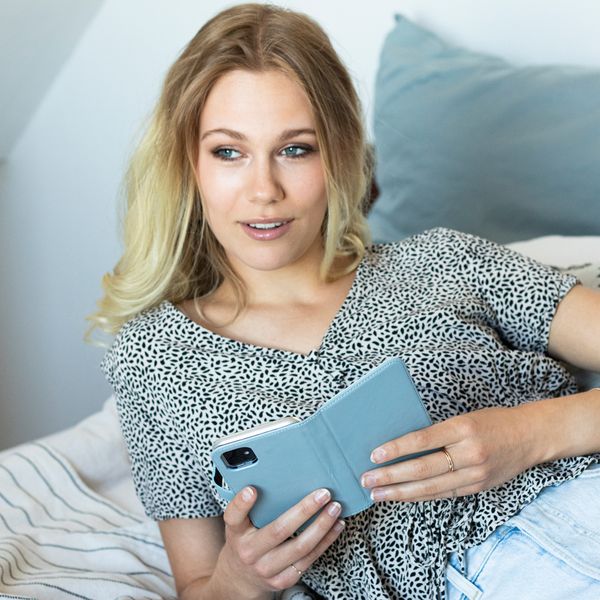Selencia Echtleder Klapphülle Apple iPhone 12 Mini - Air Blue