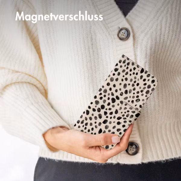 imoshion ﻿Design Klapphülle für das Apple iPhone SE (2022 / 2020) / 8 / 7 / 6(s) - Black And White Dots