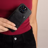 Selencia Riva Back Cover mit Kartenfach Apple iPhone 15 - Schwarz