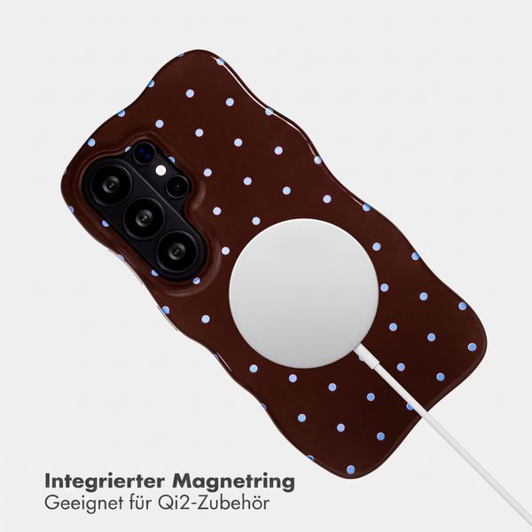 Selencia Vivid Wavy Backcover mit MagSafe Samsung Galaxy S26 Ultra - Happy Dots Chocolate