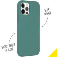 Accezz Liquid Silikoncase Apple iPhone 12 (Pro) - Dunkelgrün