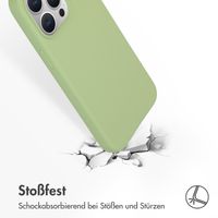 Accezz Liquid Silikoncase für das iPhone 15 Pro Max - Grün