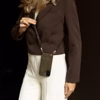 Selencia Nova Croco HandyHülle mit Kordel und Kartenhalter Samsung Galaxy S24 / S25 - Dark Olive