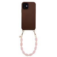 Selencia Rivièra MagSafe Backcover mit abnehmbaren Haken für das Apple iPhone 12 / 12 Pro - Choco Brown + Satin Crush Handykette - Cosmic Candy