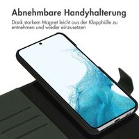 Accezz Premium Leather 2 in 1 Klapphülle für das Samsung Galaxy S22 - Grün