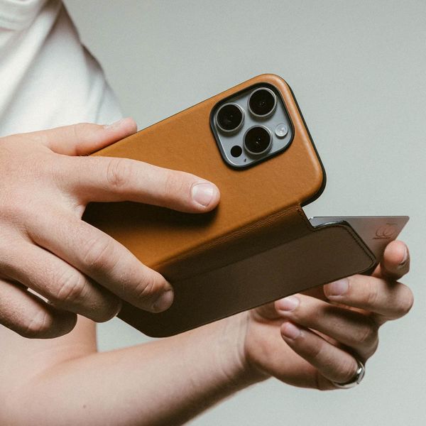 Nomad Modern Leather Folio Klapphülle Apple iPhone 16 Pro Max - English Tan