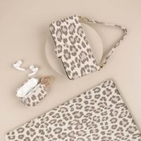 Selencia Sabi Klapphülle mit Leopardenmuster Apple iPhone 16 - Soft Ivory