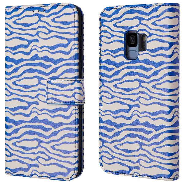 imoshion ﻿Design Klapphülle für das Samsung Galaxy S9 - White Blue Stripes