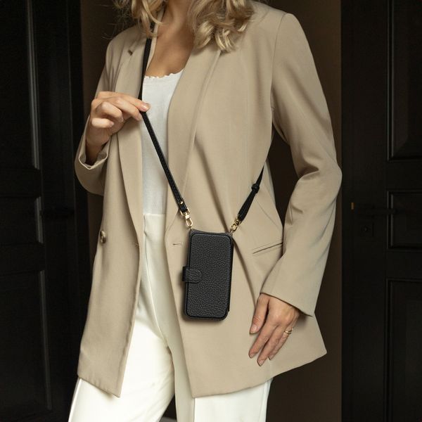 Selencia Riva Bookcase mit MagSafe und Handgelenkband Apple iPhone 16 - Schwarz