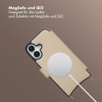 Selencia Riva Bookcase mit MagSafe und Handgelenkband Apple iPhone 17 - Beige