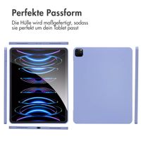 Accezz Liquid Silicone Back Cover mit Stifthalter für das iPad Pro 12.9 (2022) / Pro 12.9 (2021) / Pro 12.9 (2020) - Lila