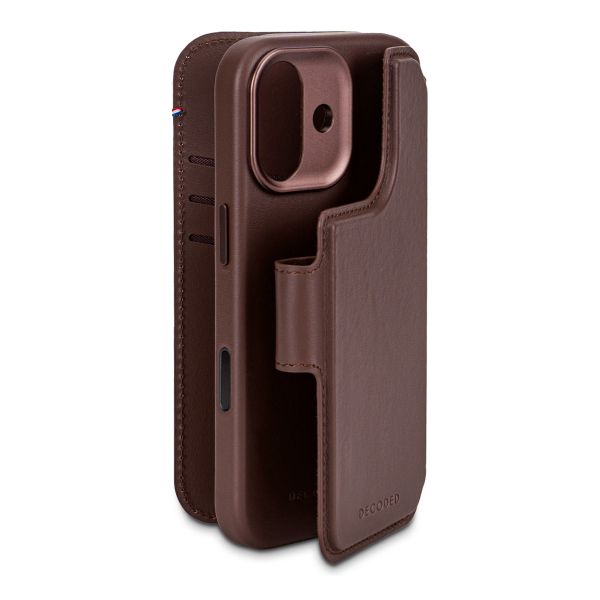 Decoded 2 in 1 Leather Klapphülle MagSafe Apple iPhone 17 - Chocolate Brown