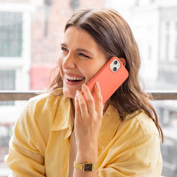Accezz Liquid Silikoncase mit MagSafe für das Apple iPhone 14 - Nektarine
