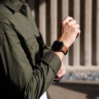 Uniq Straden Wasserdichtes Lederarmband für das  Apple Watch Series 1 t/m 11 / SE / Ultra (44/45/46/49 mm) - Toffee