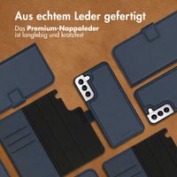 Accezz Premium Leather 2 in 1 Klapphülle für das Samsung Galaxy S22 - Dunkelblau